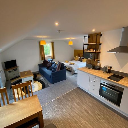 Modern Studio Apartment Set Beneath The Black Mountains A Stones Throw From The Offas Dyke Path Clodock Eksteriør billede