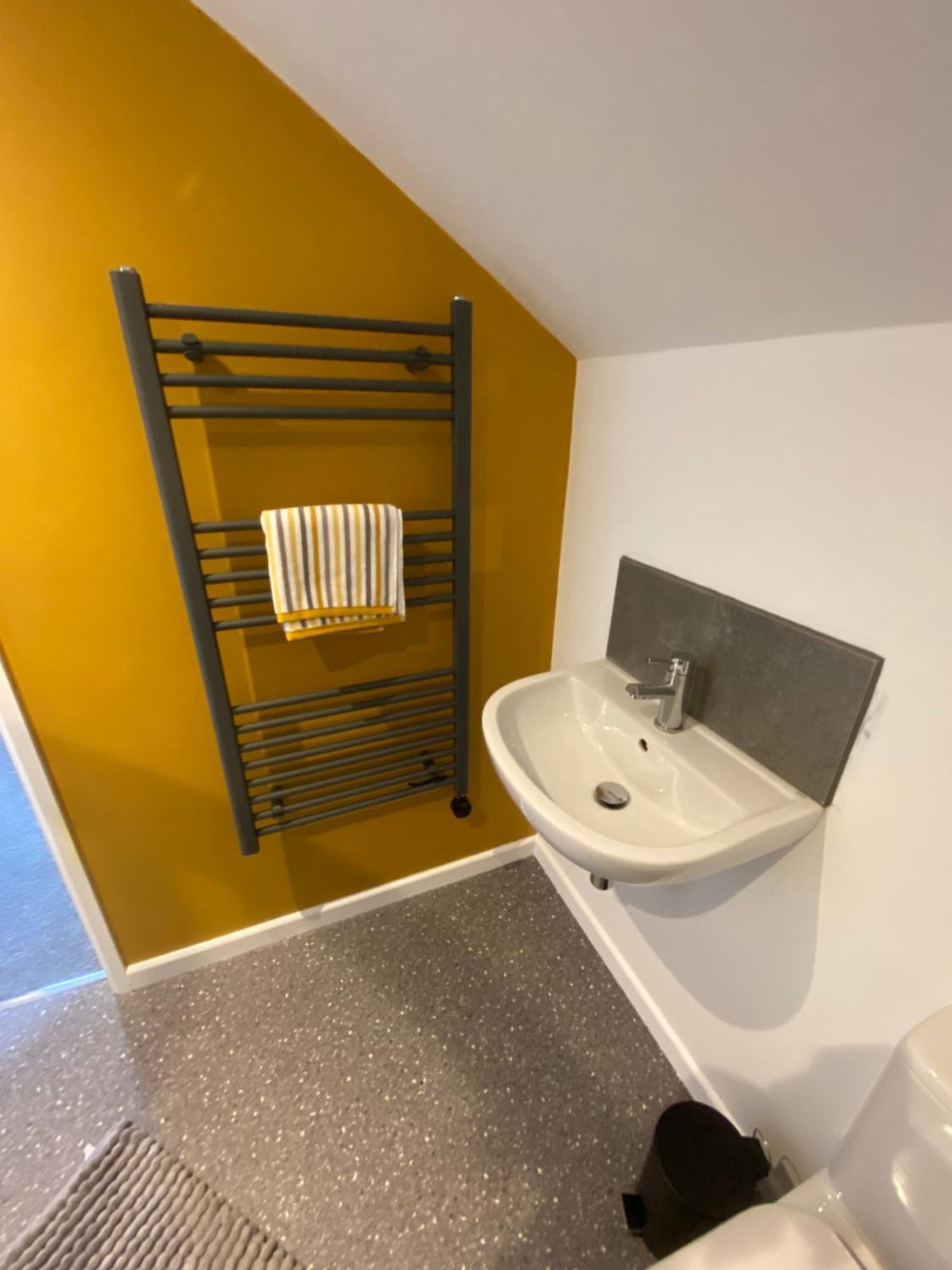 Modern Studio Apartment Set Beneath The Black Mountains A Stones Throw From The Offas Dyke Path Clodock Eksteriør billede